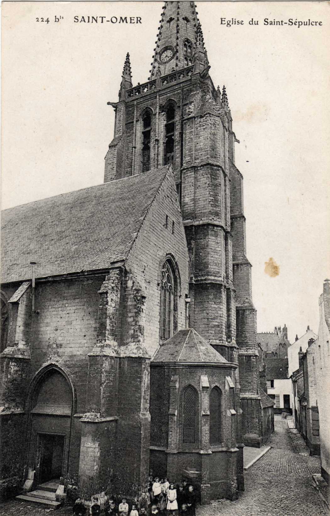 Cette église se trouve en plein centre de la ville , les maisons qui l'entourent se trouvent  vraiment prés de l'édifice, comme on peut le voir sur la carte.